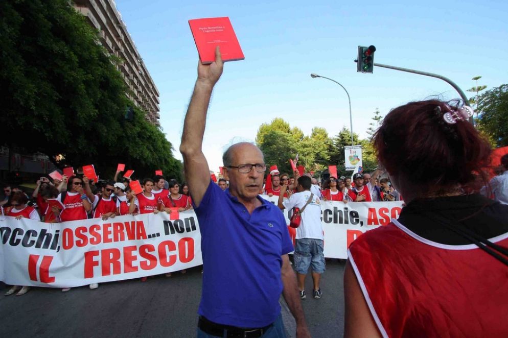 Salvatore Borsellino alza al cielo l’'agenda rossa', riferimento a quella del fratello, sparita - .