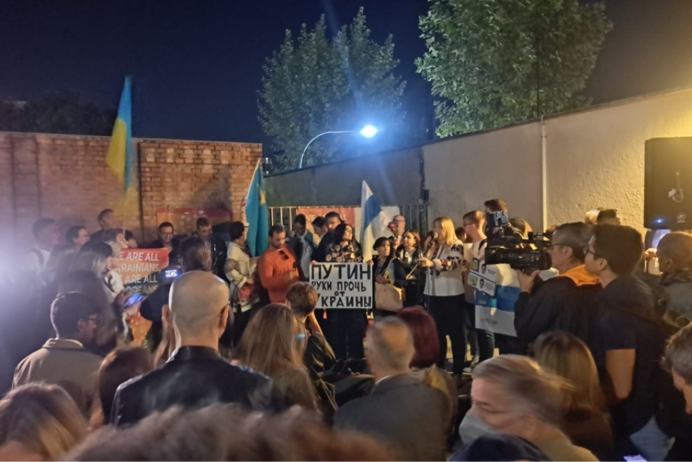 Un momento del sit-in organizzato ieri a sera non lontano dall’amba-sciata russa a Roma - Ansa
