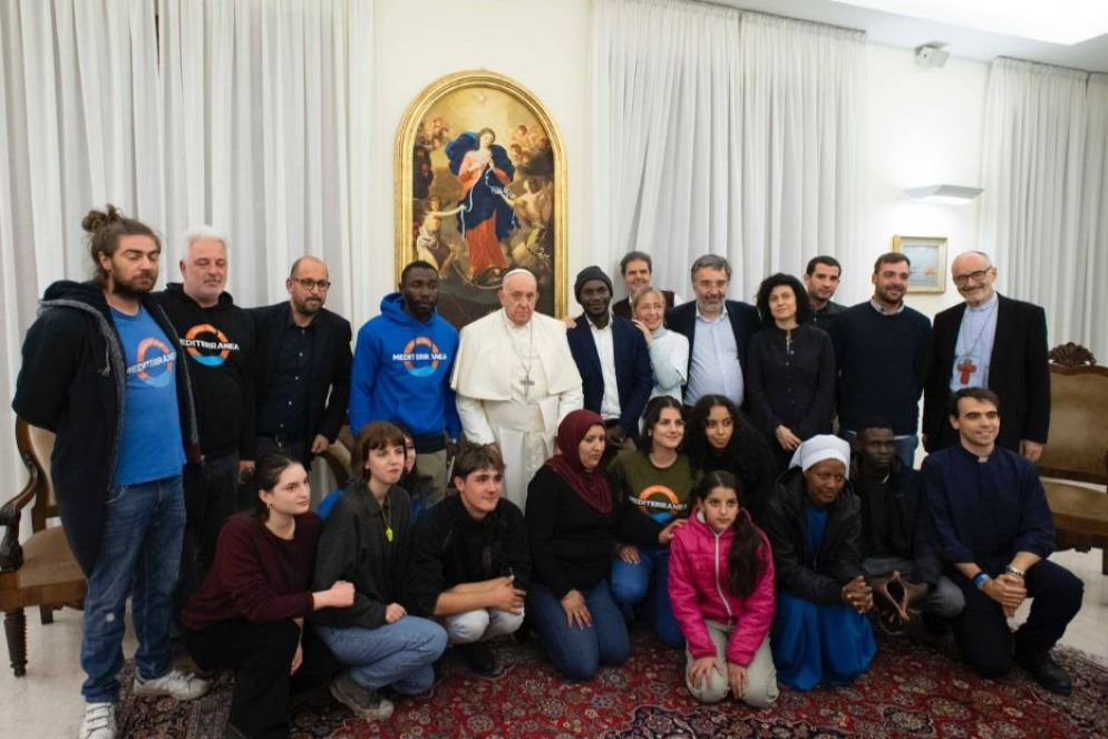 La foto di gruppo col Papa e i volontari di Mediterranea Saving Humans - .
