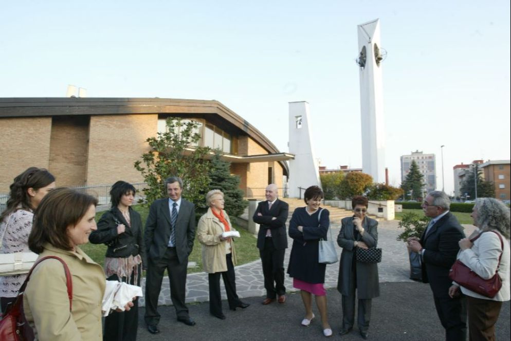 I fedeli all'uscita della Messa in una parrocchia italiana - Siciliani