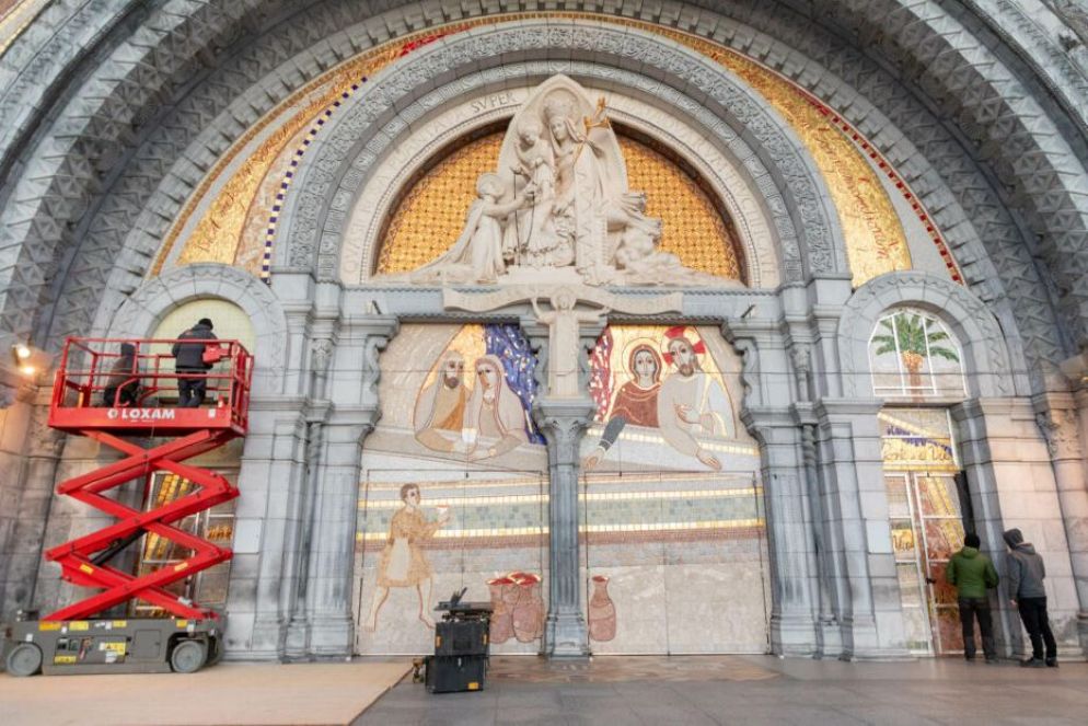 Lourdes: dopo quelli delle porte laterali, verranno coperti anche i mosaici delle porte centrali della Basilica del Rosario - Ansa