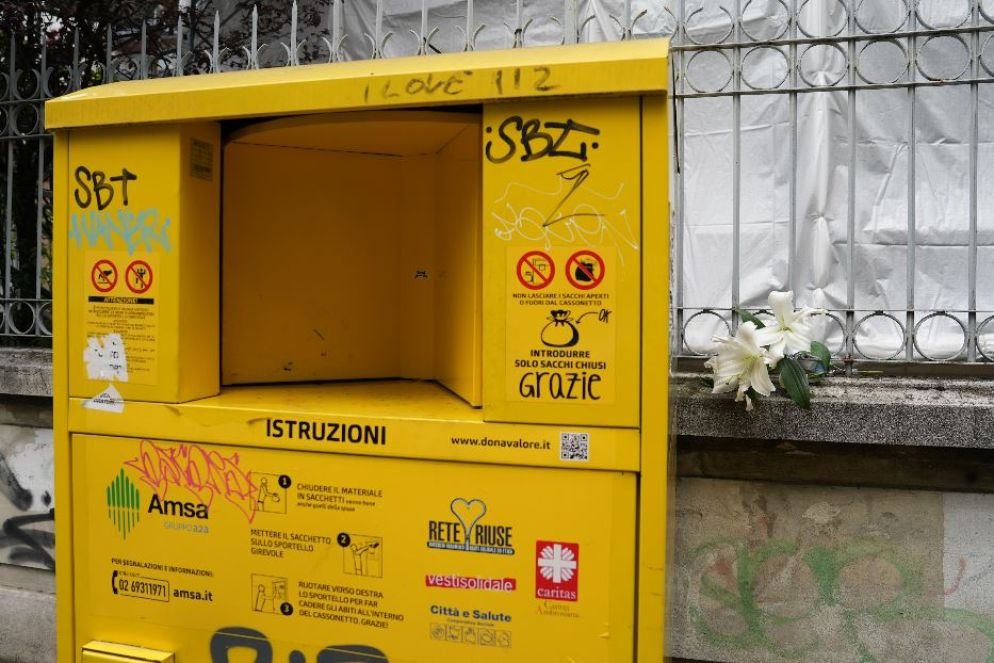 Il cassonetto dove è stato trovato il corpo della neonata - Fotogramma