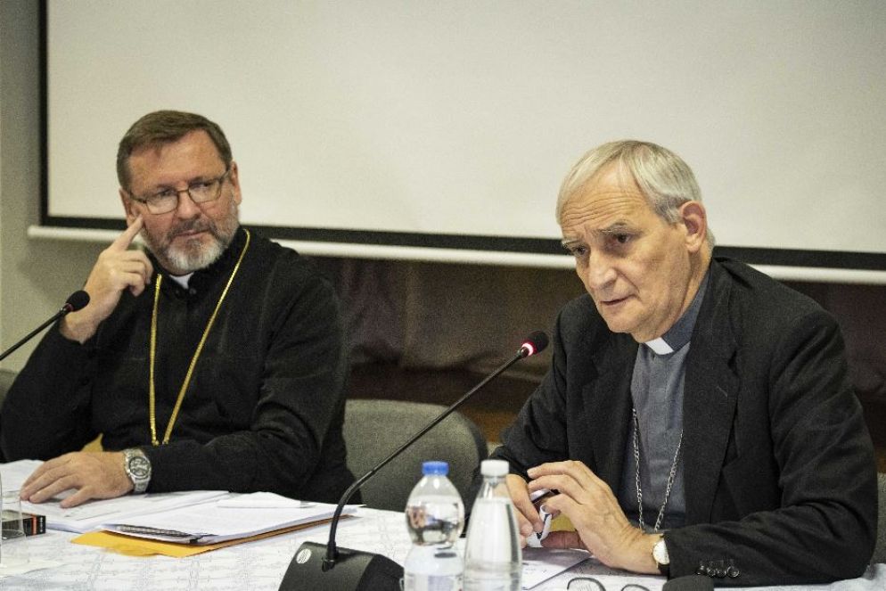 Il presidente della Cei, cardinale Matteo Zuppi, con l'arcivescovo maggiore di Kiev, Sviatoslav Shevchuk, durante il Sinodo della Chiesa greco-cattolica ucraina - Siciliani-Cei