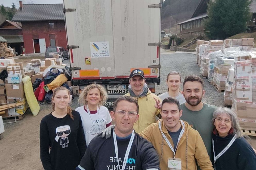 L'équipe dell'operazione umanitaria con il tir carico di aiuti