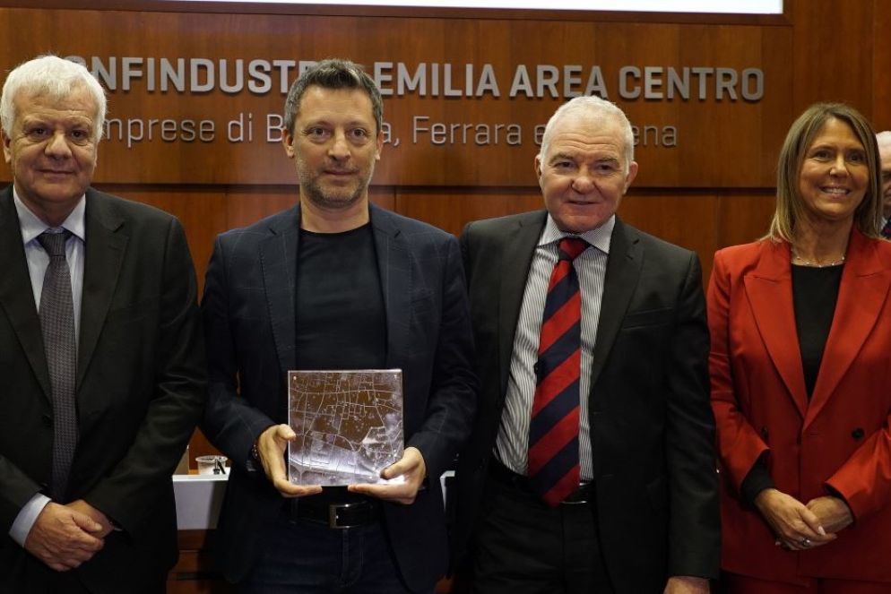 Il presidente di Florim Claudio Lucchese ritira il premio Emilia Sostenibile