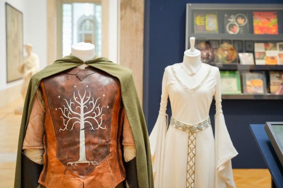 Vestiti in esposizione alla mostra su Tolkien - Emanuele Antonio Minerva/Ministero della Cultura