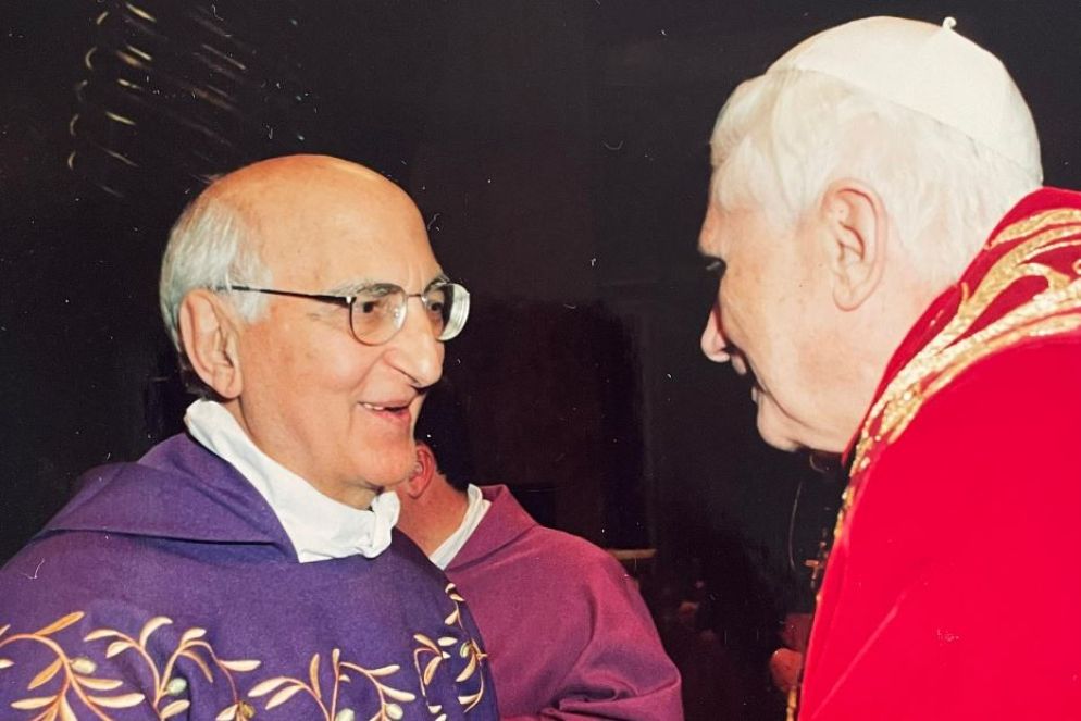 Con Benedetto XVI nel dicembre 2005 per la celebrazione dei suoi 50 anni di sacerdozio in San Pietro - .