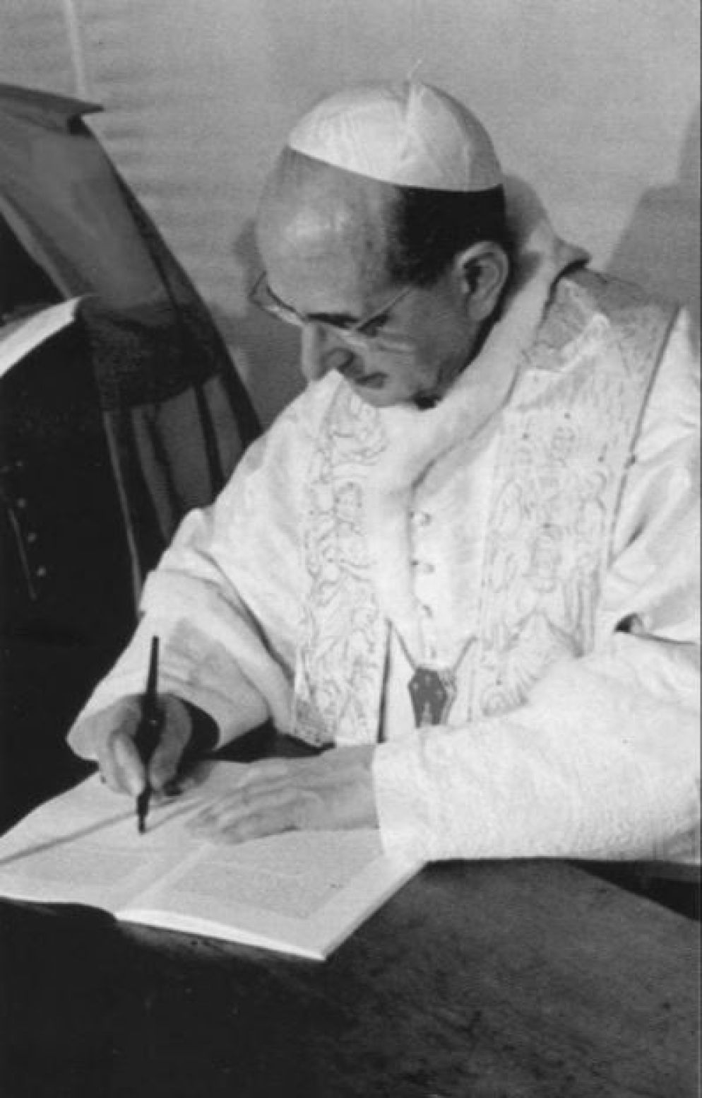 Paolo VI mentre firma l'enciclica Humanae Vitae il 25 luglio 1968 - Archivio