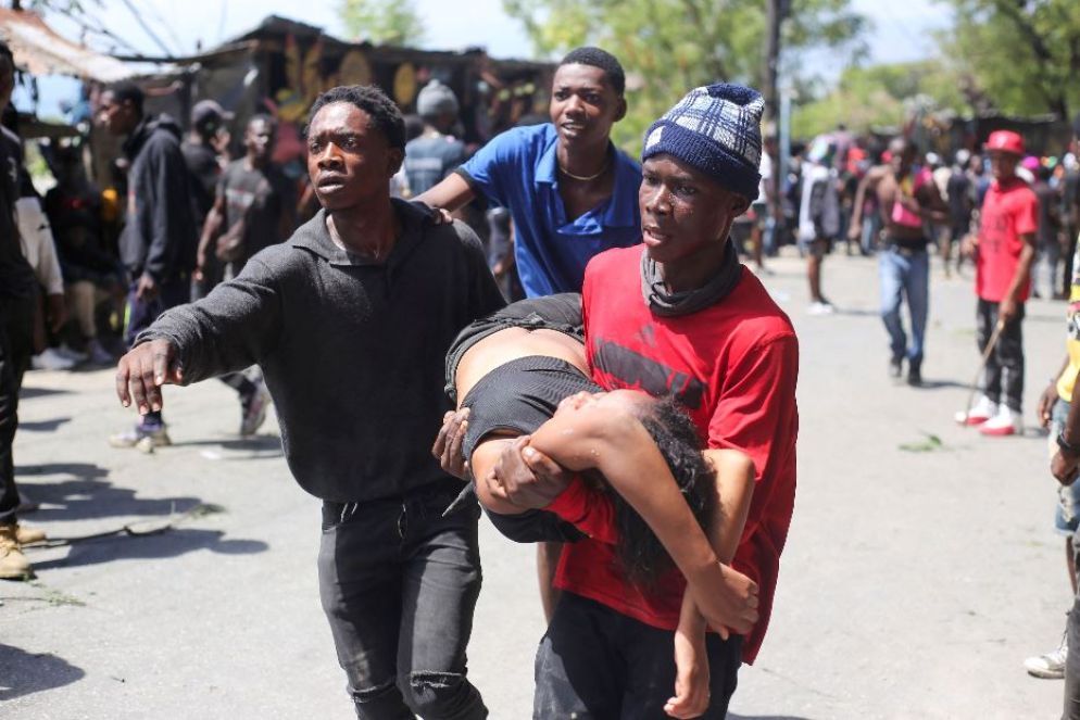 Una ragazza ferita a Port-au-Prince in un a carica della polizia contro i manifestanti che chiedevano protezione dalle violenze - Reuters