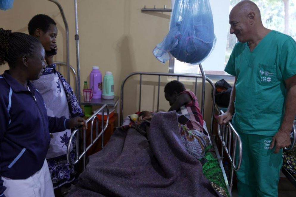 Alberto Rigolli nel reparto maternità di uno degli ospedali dove ha prestato servizio in Africa - -