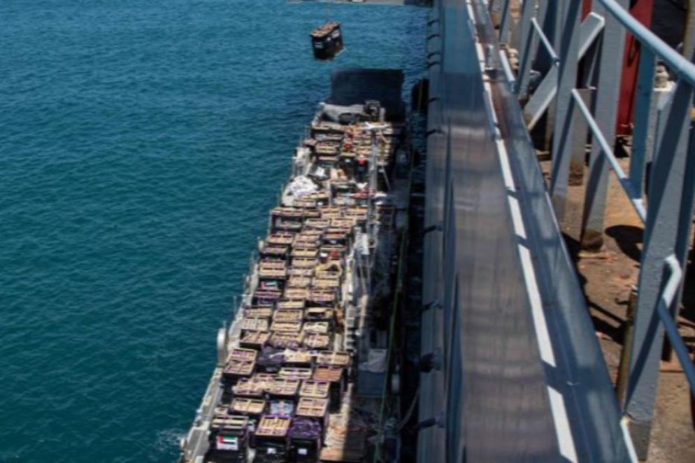 L'attracco del primo carico di aiuti al pontile sulla costa di Gaza - Ansa