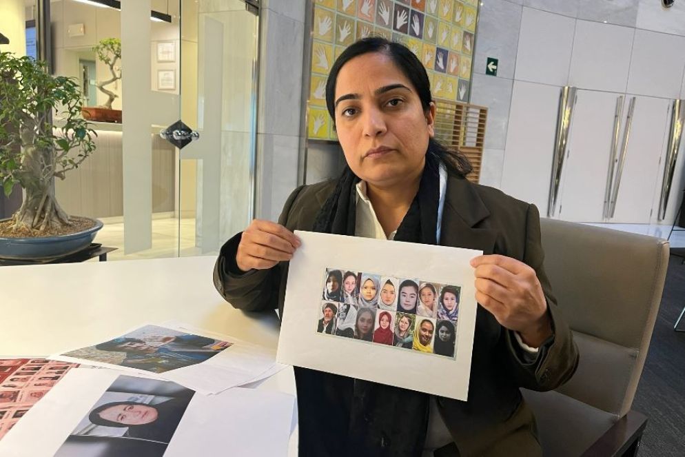 Malalai Joya nel centro per rifugiati in cui Avvenire l'ha incontrata, in Spagna, mostra foto di donne uccise negli ultimi anni - A.N.