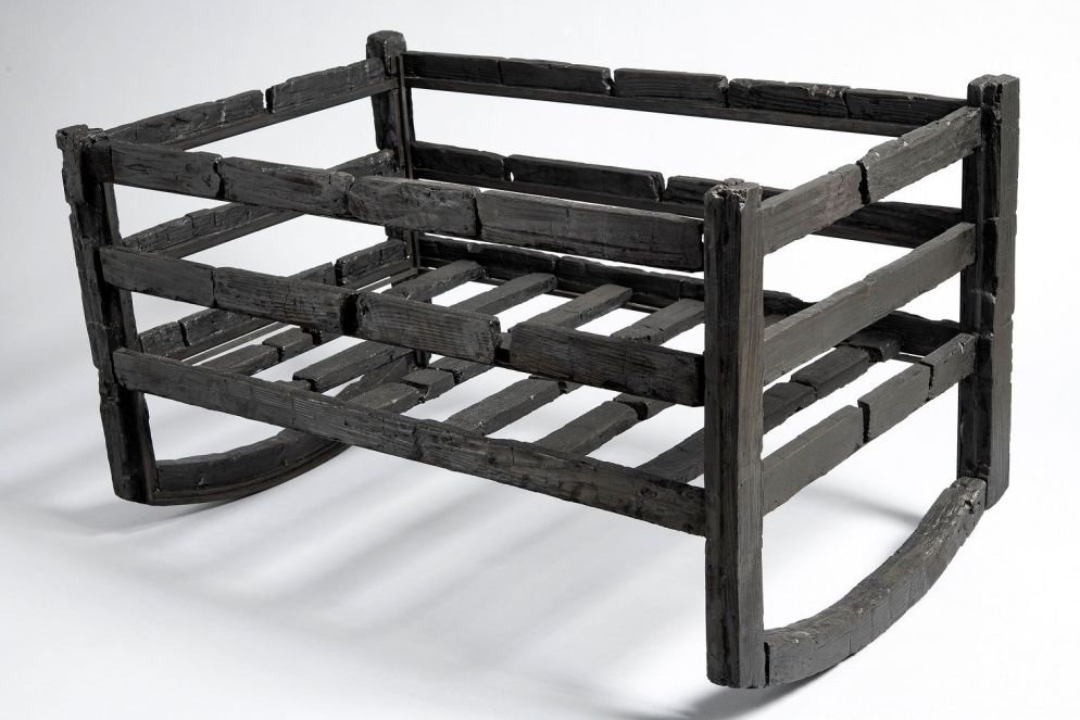 Una culla carbonizzata proveniente dalle domus di Ercolano, esposta nella mostra “Materia” - Luigi Spina