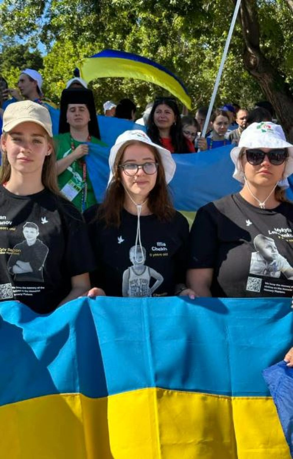 Alla Gmg di Lisbona la Via Crucis dei giovani ucraini per ricordare i bambini uccisi dalla guerra. I volti delle vittime stampati sulle magliette nere - dyvensvit.org-Roman Demush