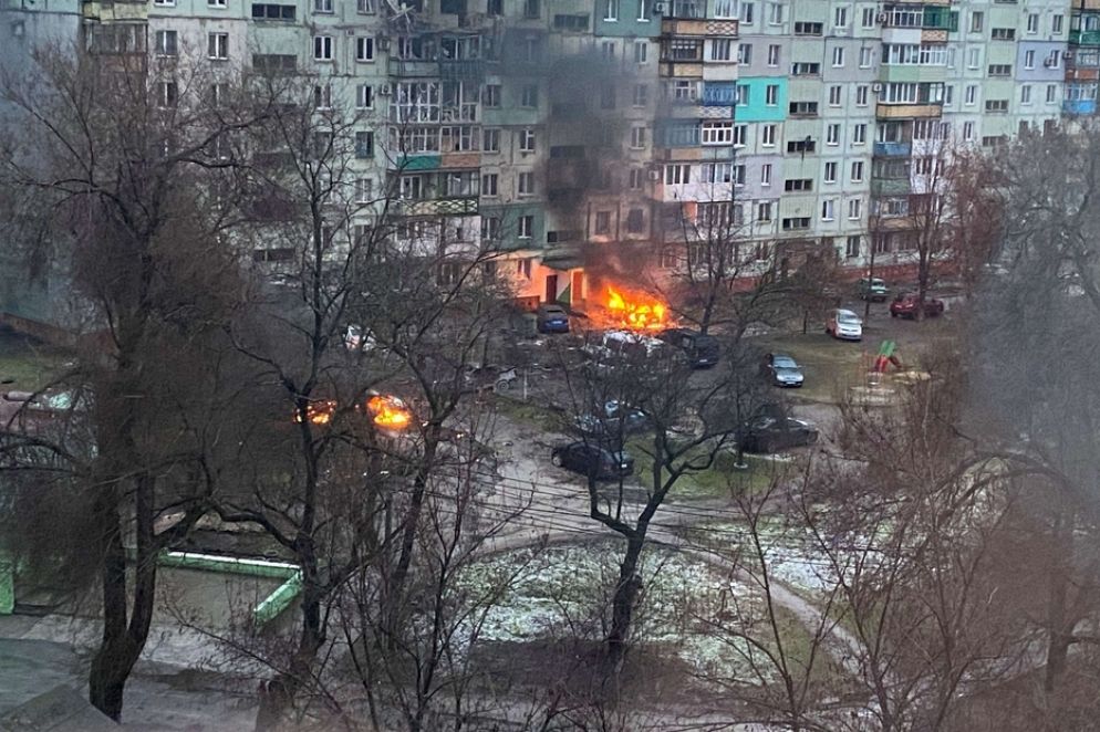 I palazzi a fuoco a Mariupol, sotto l'assedio dei bombardamenti russi da giorni - Reuters