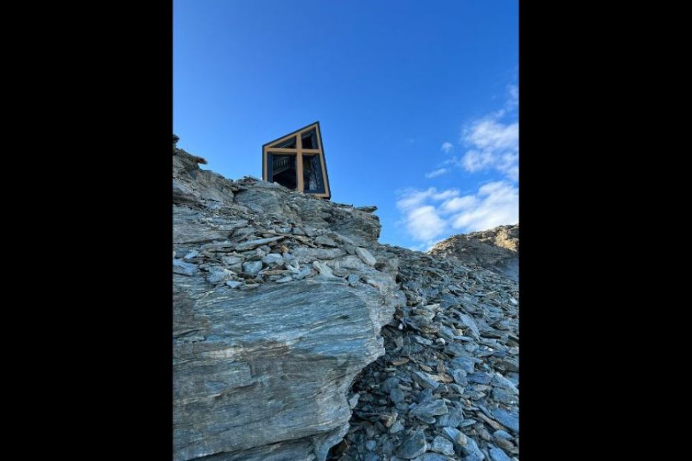 La posa del Bivacco Edoardo Camardella sul Ghiacciaio del Ruitor - Foto André Barailler