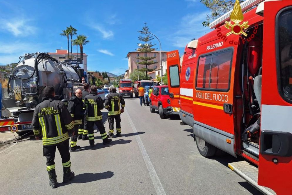 Il primo intervento dei Vigili del foco sul luogo della tragedia - Ansa