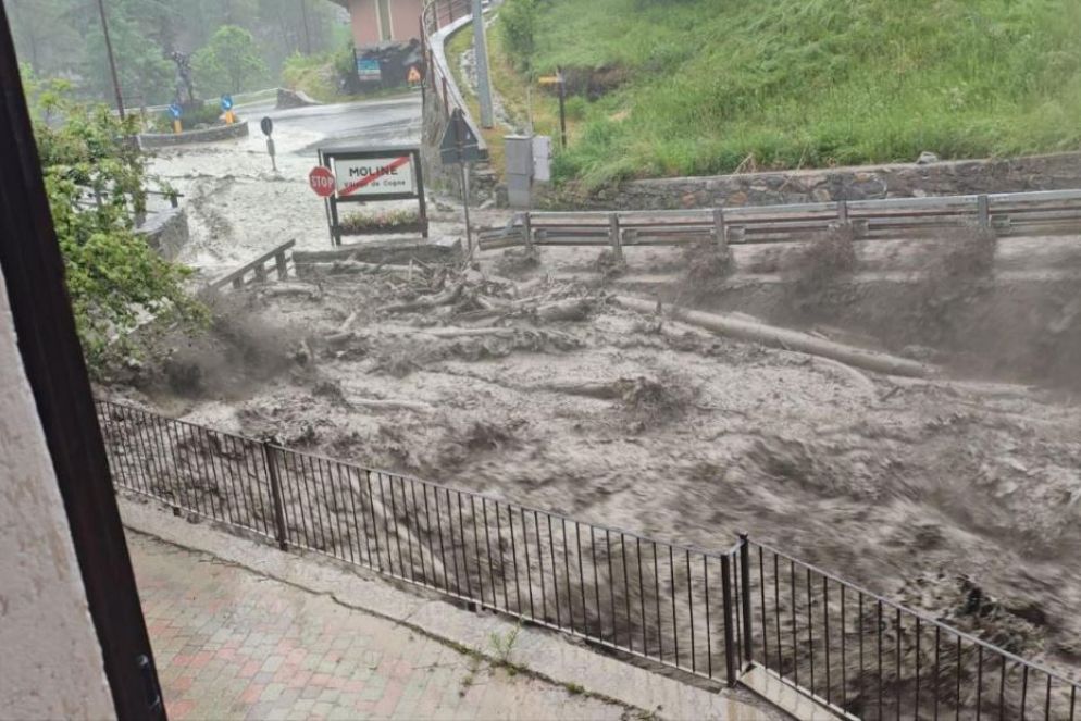 La violenza del fiume che ha invaso Cogne fotografata da una finestra - Ansa