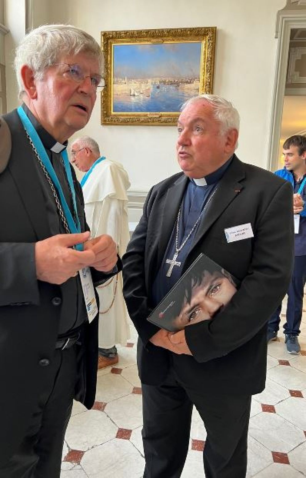 L'arcivescovo di Marsiglia, il cardinale Jean-Marc Aveline (a destra), che ha voluto nella sua diocesi gli "Incontri del Mediterraneo" - Gambassi