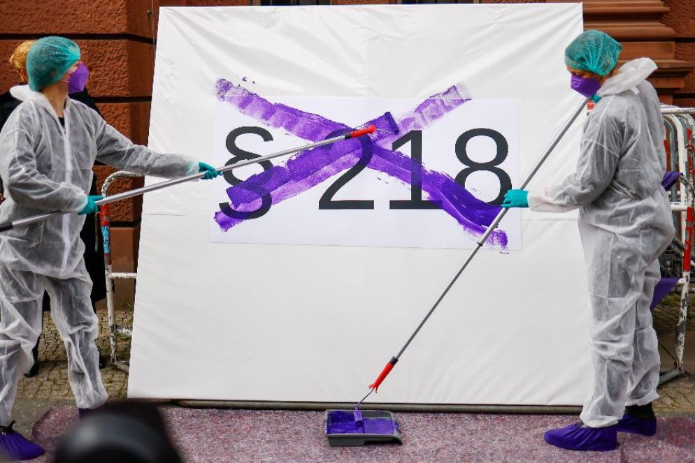 Flash mob di attiviste pro-aborto per l'abrogazione del paragrafo 218 del Codice penale tedesco - Ansa