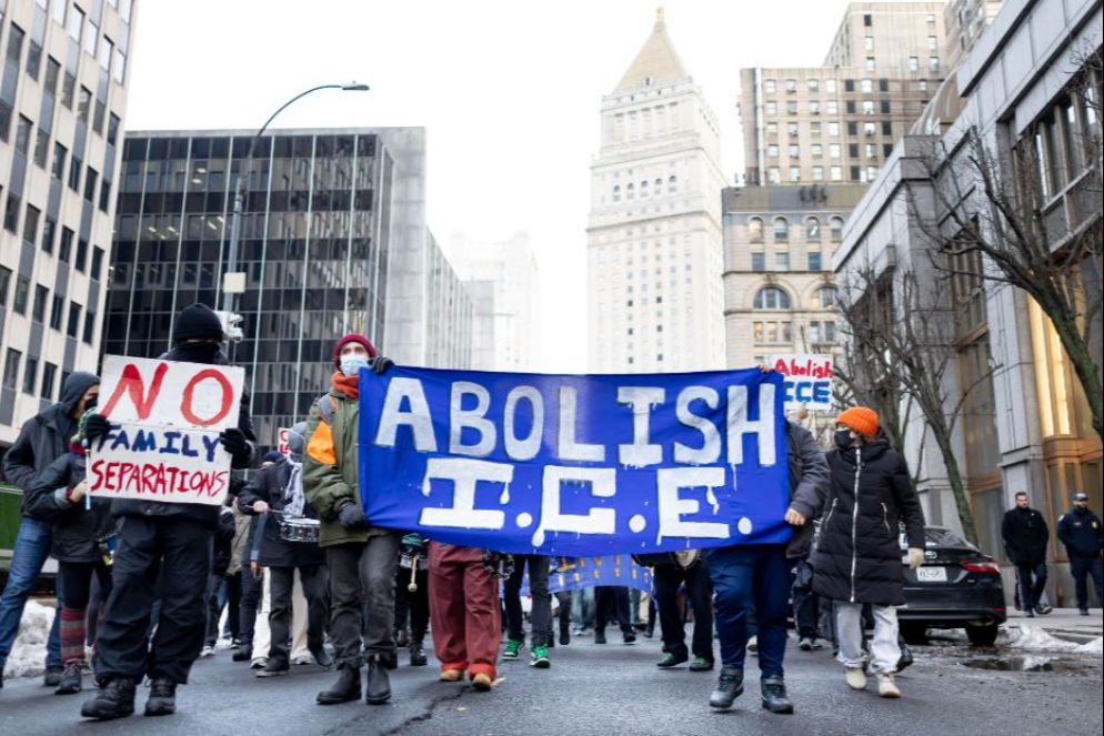 Proteste a New York contro le retate della polizia anti-immigrazione - Ansa