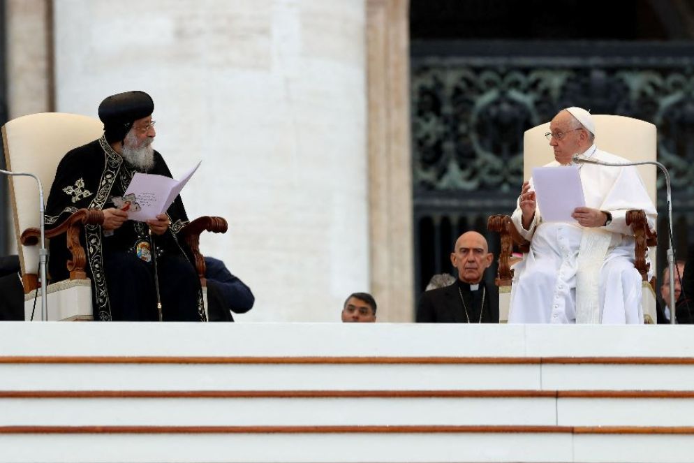 Con papa Francesco in piazza San Pietro per l'udienza generale c'è il Capo della Chiesa copto-ortodossa, Tawadros II, giunto dall'Egitto per celebrare il cinquantesimo anniversario del primo incontro tra un Pontefice e un Patriarca copto ortodosso. Si tratta dell'incontro nel 1973 tra il Patriarca - che ha anche titolo di Papa - Shenouda, il 10 maggio a Roma e papa Paolo VI. Altri due gli eventi che Tawadros II celebra con la sua presenza a Roma: il decimo anniversario della sua prima visita in Vaticano, qualche mese dopo l'elezione di Francesco e dello stesso Tawadros; viene poi celebrata la fine di 1500 anni di controversie cristologiche intorno al Concilio di Calcedonia. - Reuters