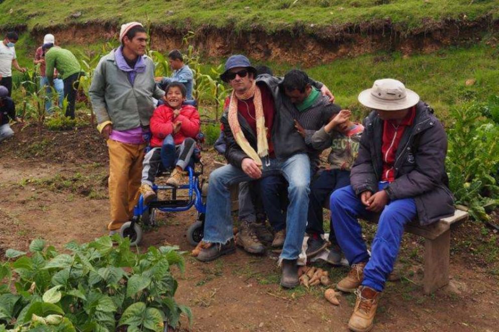 L'attore e regista Francesco Mandelli con i disabili ospiti della Casa San Danielito in Perù