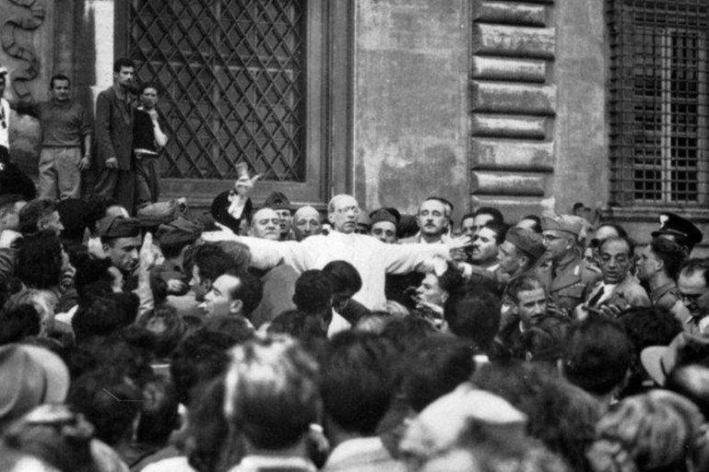 Pio XII a Roma nel quartiere San Lorenzo 1944 - .