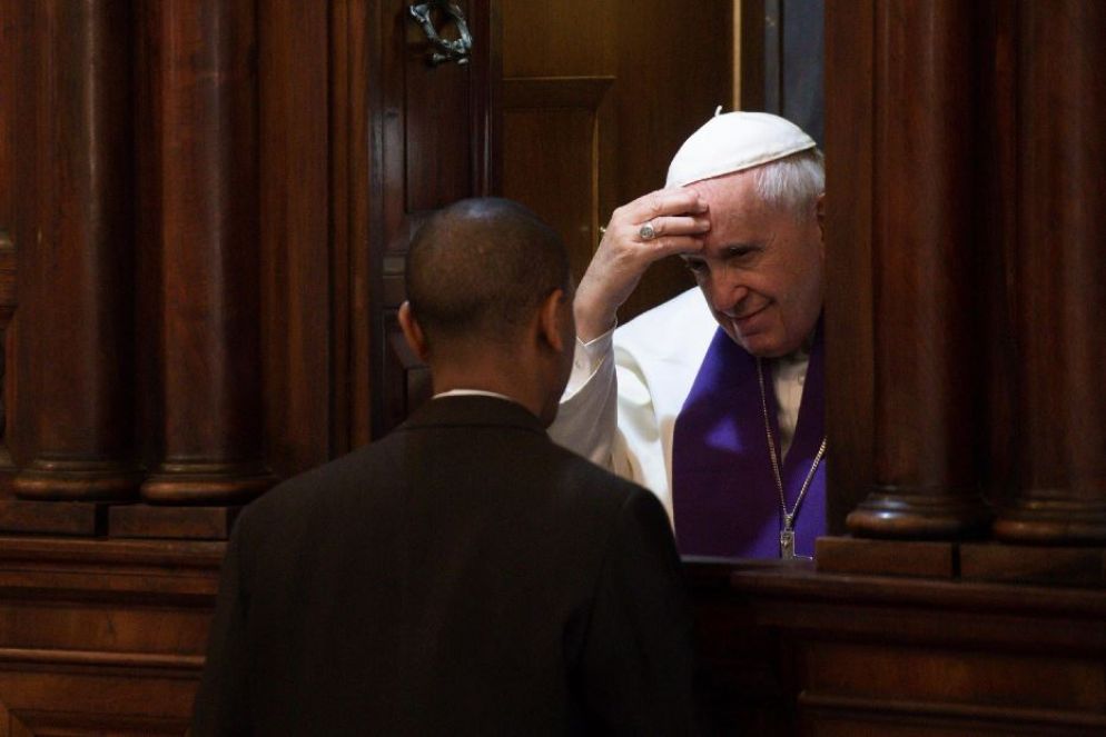 Papa Francesco durante la liturgia penitenziale di inizio Quaresima nel 2019 - Ansa