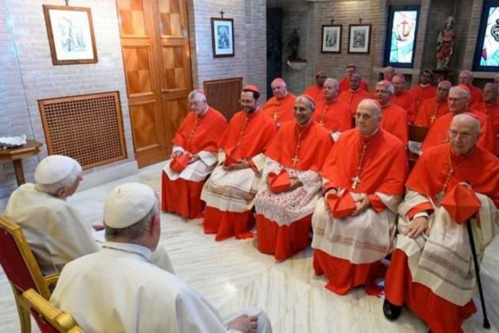 Papa Francesco e i nuovi cardinali in visita dal Papa emerito - Vatican News