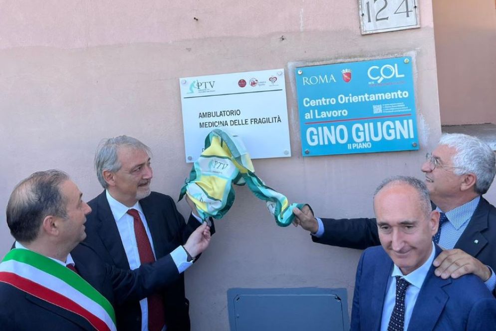 Le istituzioni scoprono la nuova targa dell'ambulatorio - Alessia Guerrieri