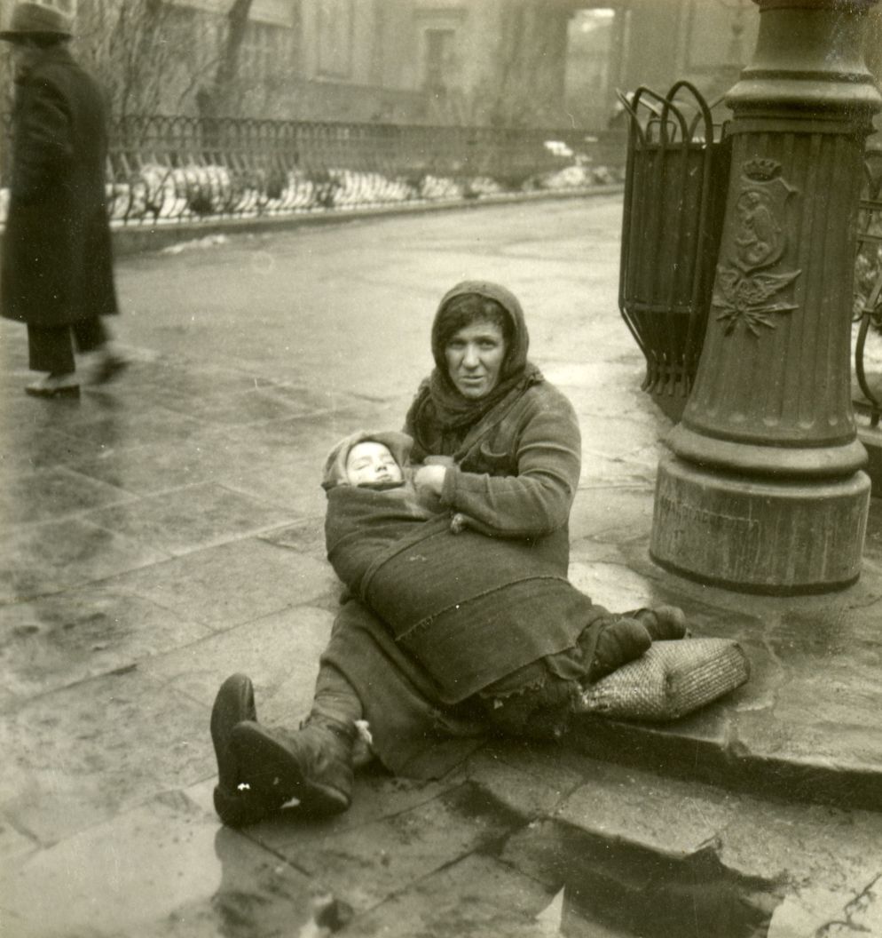 Una fotografia di Georges Simenon esposta a Liegi nella mostra “Simenon, images d’un monde en crise” - © Grand Curtius - Ville de Liège