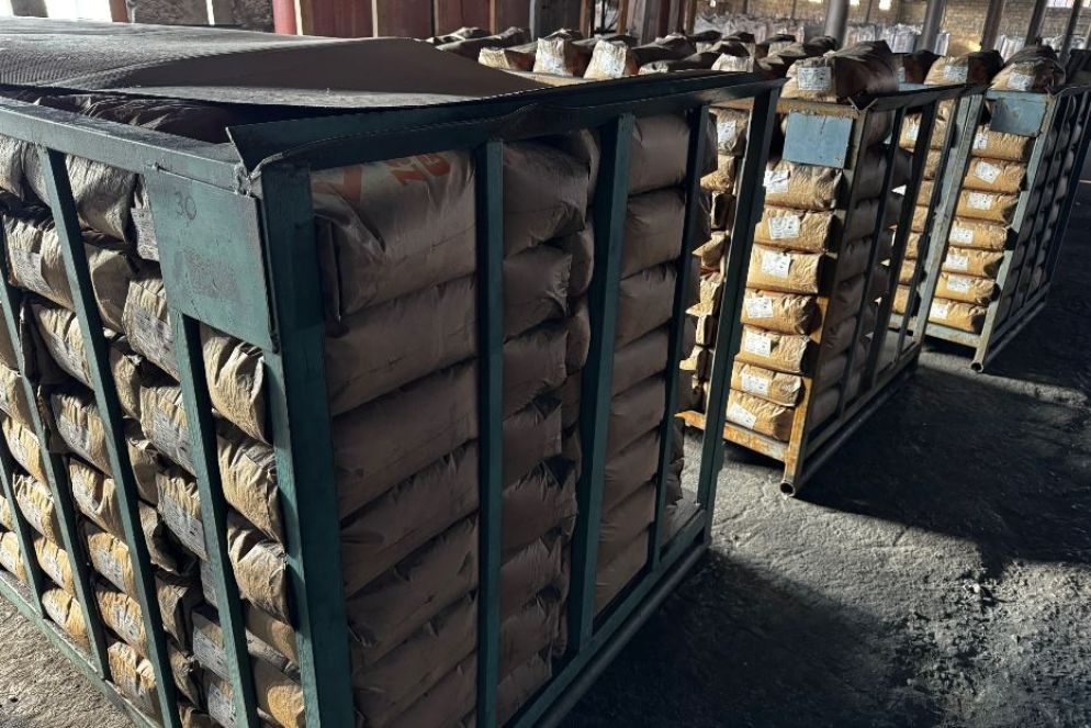 Altri carrelli stracolmi di sacchi di grafite - .