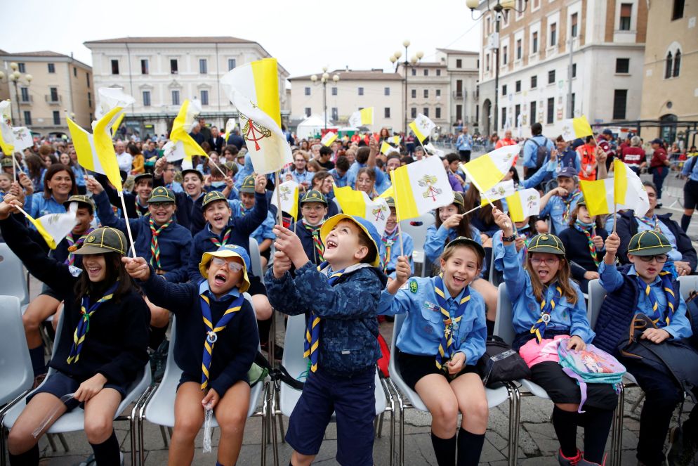 L'attesa del Papa in piazza Duomo a L'Aquila - Reuters
