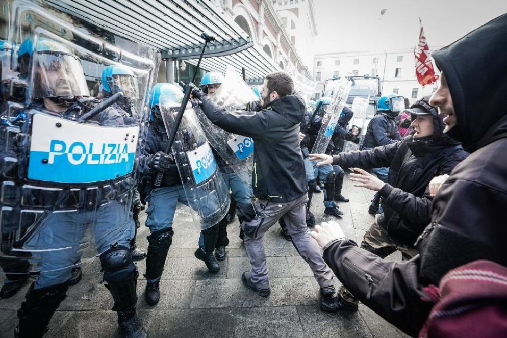 Gli scontri a Torino tra antagonisti e polizia - ANSA