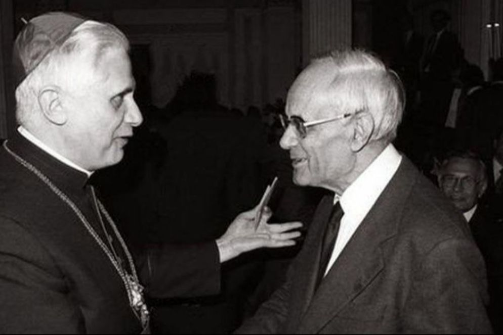 Da sinistra l'allora arcivescovo di Monaco il cardinale Joseph Ratzinger mentre dialoga con Karl Rahner - *
