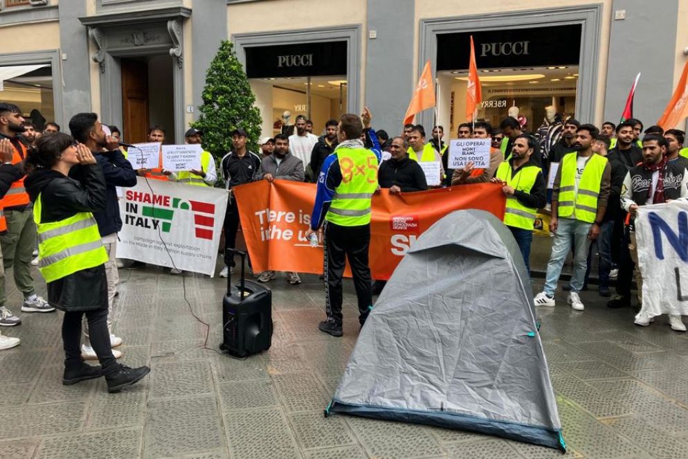 Un sit-in di protesta dei lavoratori sfruttati a Prato - Ansa
