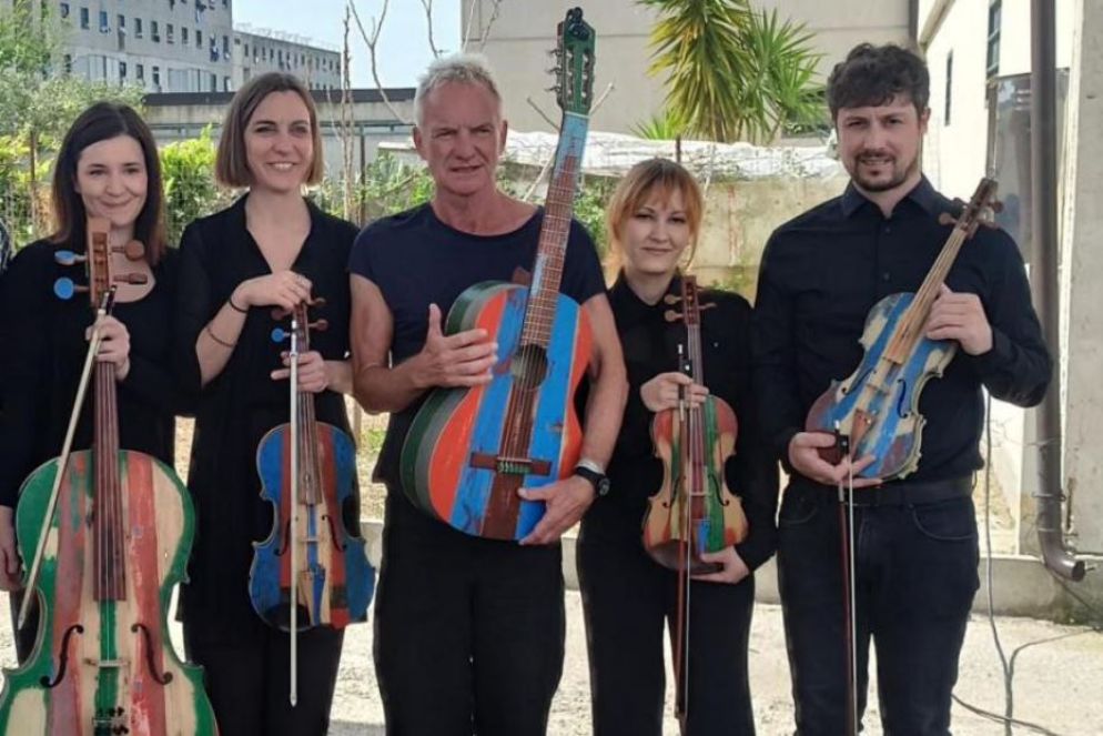 Sting, al centro, con la chitarra costruita a Secondigliano, insieme ad altri musicisti - Collaboratori