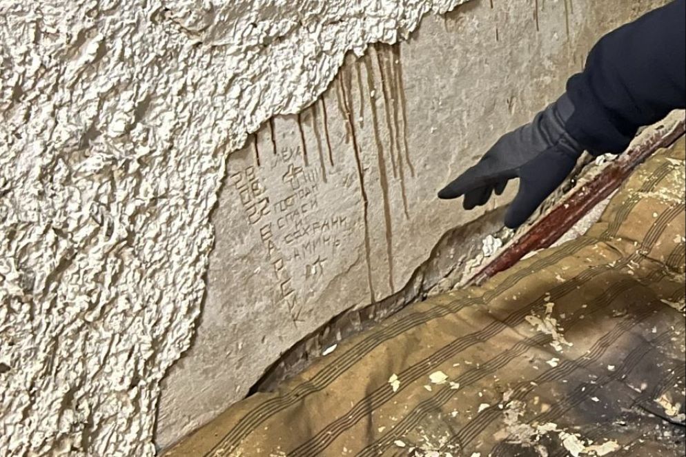 A Izyum la preghiera di uno dei detenuti rinchiusi nelle camere delle torture allestite dalle truppe di Mosca - Gambassi