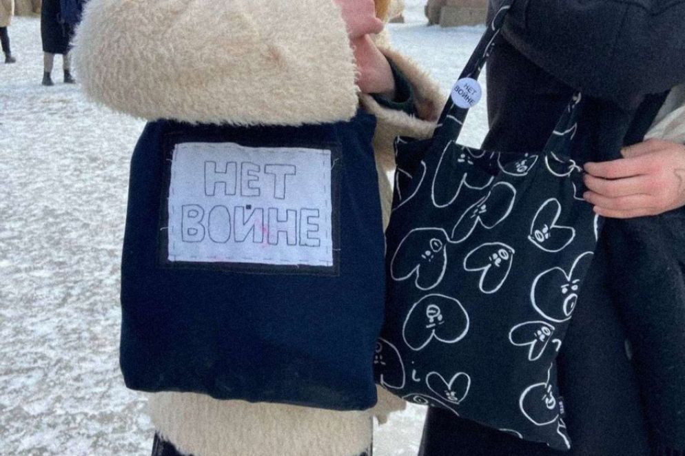 Dopo che la Borsa di Mosca si è vista costretta a chiudere tutte le negoziazioni fino al 18 marzo e dopo il divieto di esportazione di valuta all’estero, conseguenze delle sanzioni imposte dall’Occidente alla Russia, il popolo russo comincia a sentire il peso della scelta dello zar imperialista di invadere l'Ucraina. Ecco come una minoranza tenta di organizzarsi contro il regime, indossando anche su borse e magliette dei “No alla guerra”, in risposta al movimento di propaganda della "Z" che imperversa tra i russi pro Putin. - .