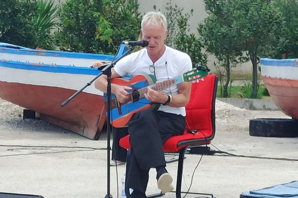 Sting con la sua "chitarra del mare" tra le barche da cui è stata tratta, a Secondigliano - Fondazione Casa dello Spirito e delle Arti