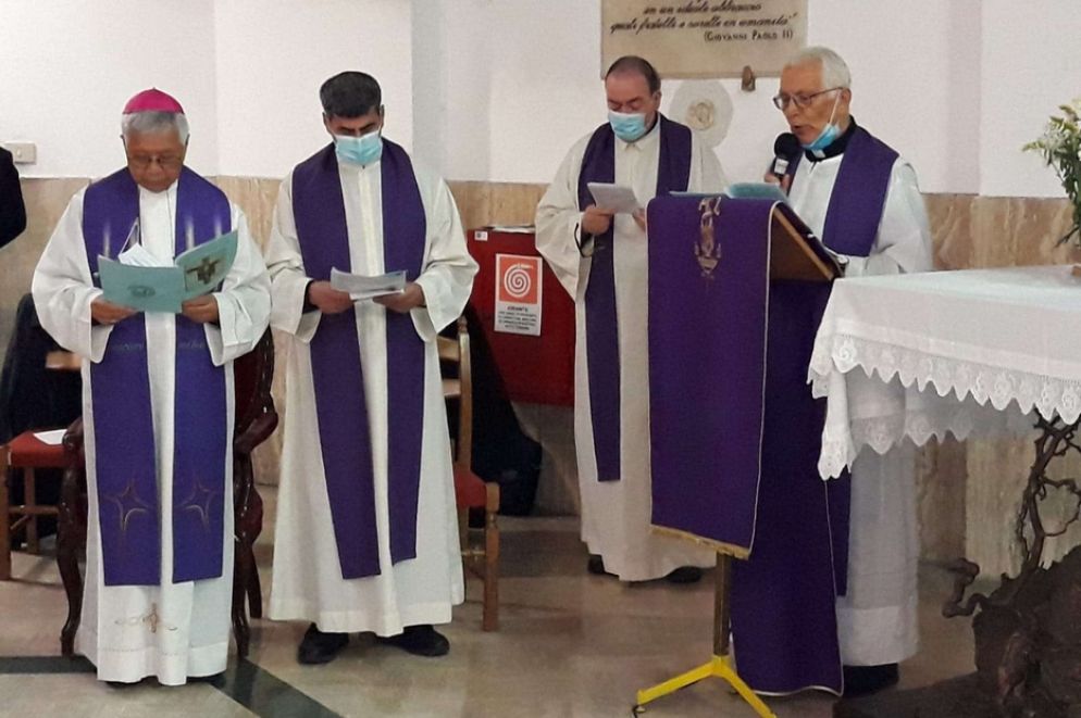 Un momento della celebrazione nel carcere di Regina Coeli a Roma - .