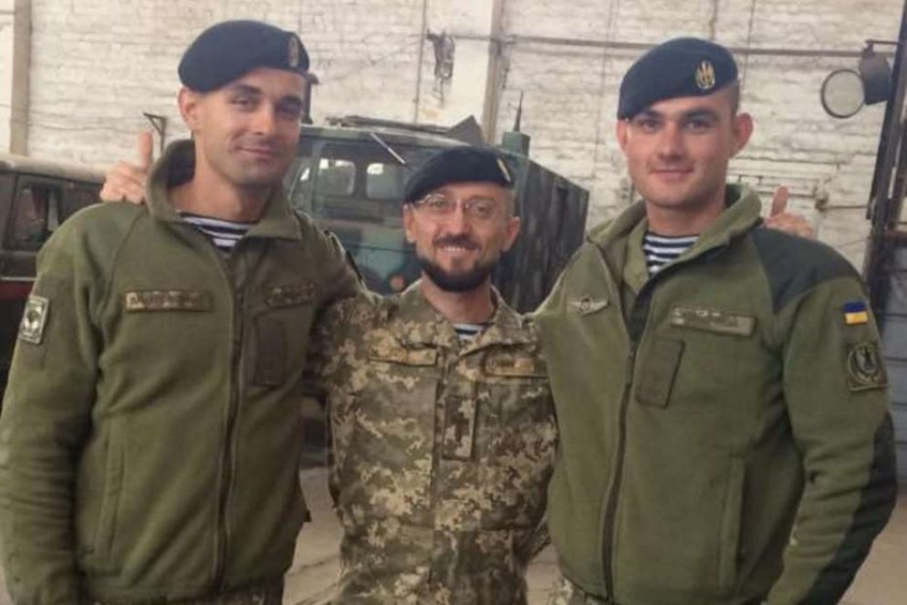 Padre Andriy Zelinskyy con due militari ucraini - Facebook