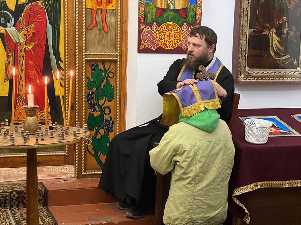 Padre Sergio Palamarchuk nella chiesa di Pokrovsk - Gambassi