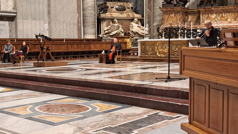 Uto Ughi al violino durante la Lectio Petri nella Basilica Vaticana - Foto Muolo