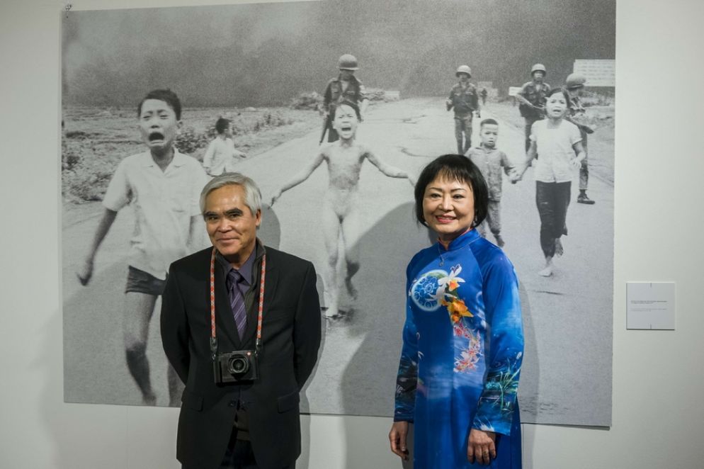 Nick Ut e Kim Phuc all’IsolaSet di Palazzo Lombardia per la presentazione della mostra "From Hell to Hollywood". Sullo sfondo il celebre scatto della "Napalm girl" di Nick Ut per l’Associated Press esposto in Regione - Fotogramma