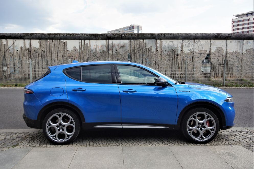 La nostra Alfa Romeo Tonale davanti al Muro - .