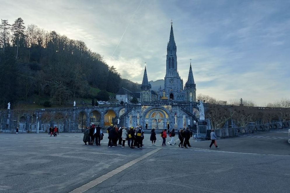 Il santuario mariano di Lourdes - .