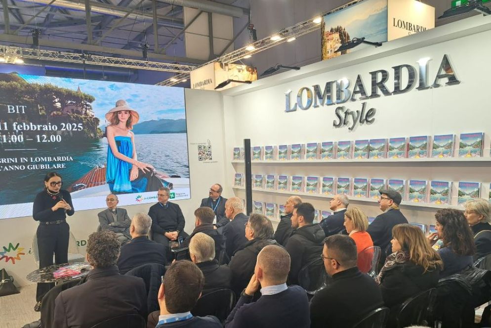 L'incontro in Bit allo stand della Regione Lombardia sulle vie di pellegrinaggio, promosso dalla Curia di Milano con (da sinistra) l'Assessore Mazzali, don Pavanello, don Gianola e don Fagotti - G.Matarazzo