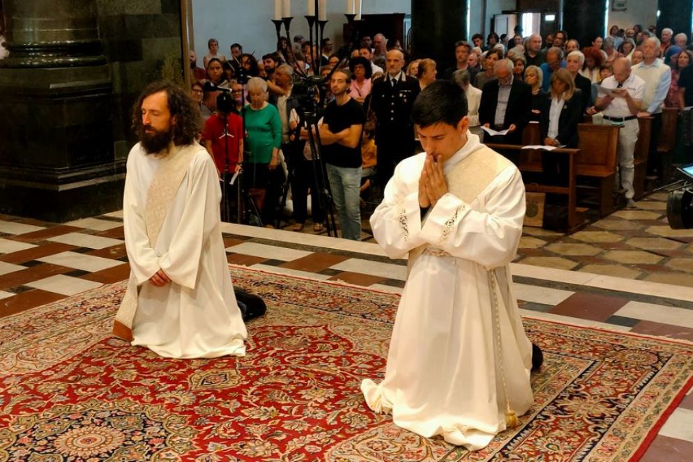 L'ex chitarrista punk Giulio Vannucci (a sinistra) e l'ex carabiniere Michele Di Stefano (a destra) durante il rito di ordinazione sacerdotale a Prato - Diocesi di Prato